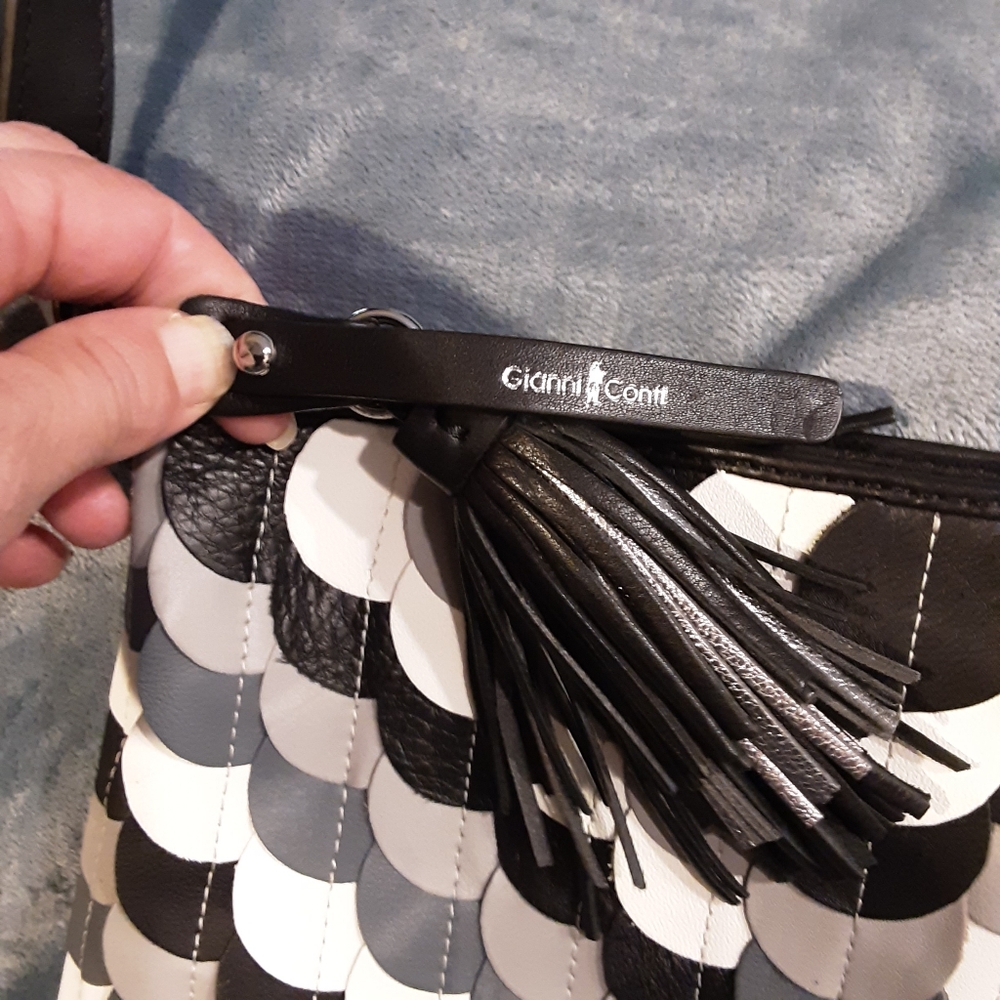 Gianni Conti Leather Bag is a medium-sized crossbody bag - Picture 8 of 10